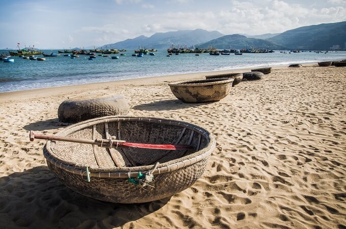 Bateau-panier servi pour la pêche sur la plage Quy Nhon