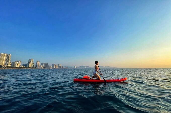 Le stand up paddle (SUP), au lever du soleil à Nha Trang