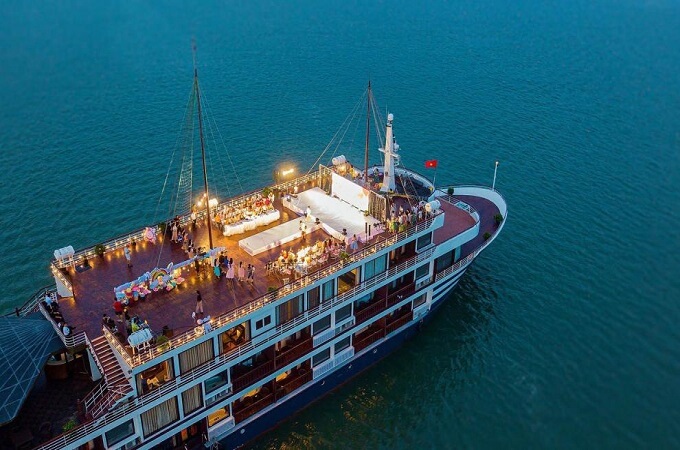 Coucher de soleil sur la baie avec la croisière cinq étoiles Sealife Cruise