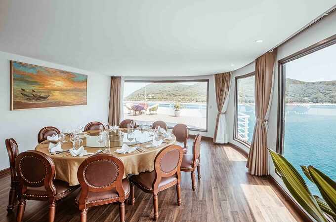 Salle restaurant VIP avec vue sur la mer