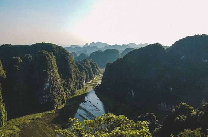Des roches karstiques en forme de pain de sucre émergeant de l'eau, Ninh Binh