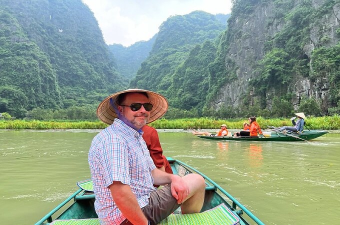 La balade en barque à rames est une activité amusante, Ninh Binh