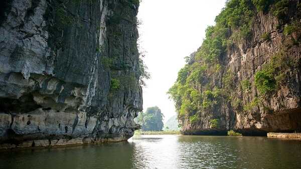 En naviguant dans les eaux de Tam Coc