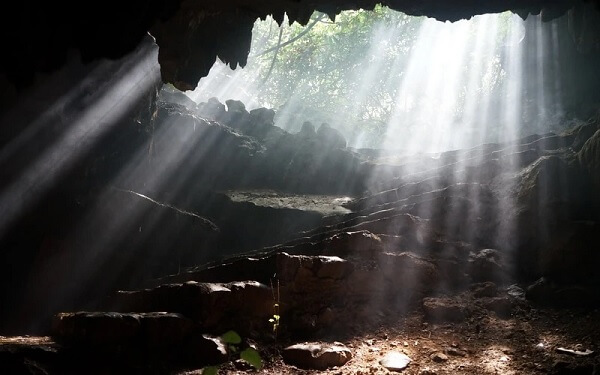 Les rayons du soleil révèlent le mystère de la grotte de Thien Ha