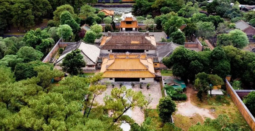 Les-tombeaux-a-la-pagode-de-Tu-Hieu