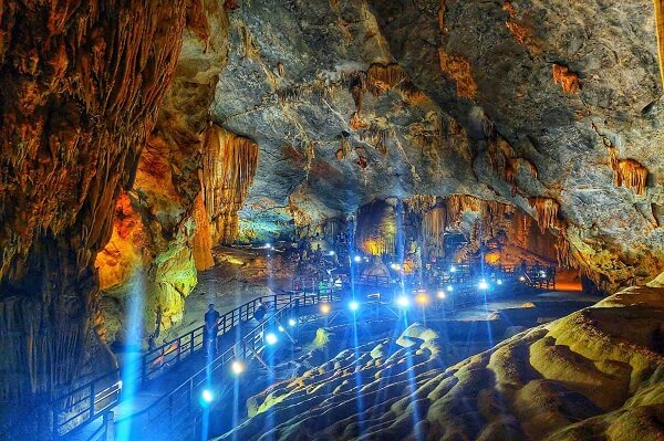 La grotte Thien Duong est assez grande