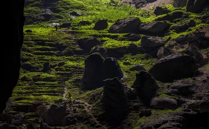 Scène surréaliste à l'intérieur de la grotte Son Doong