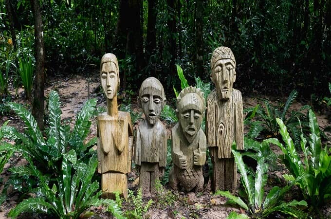 Statues d'une famille en bois dans la forêt tropicale humide du parc national Phu Quoc