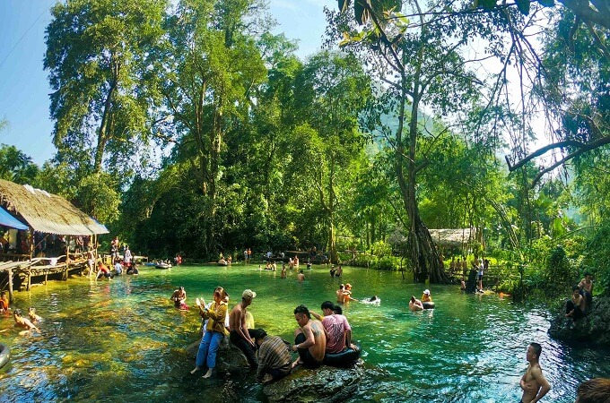 Baignade au parc national de Xuan Son, chemin vers la cascade de Lung Troi
