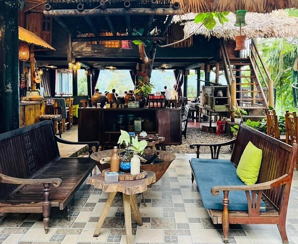 Espace bien décoré dans un style rustique mais authentique