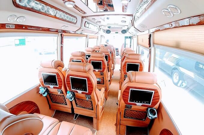 Les commodités modernes à l'intérieur du bus limousine