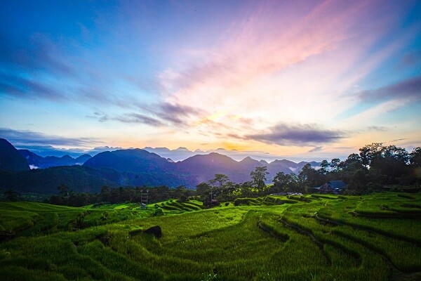 Vue bien dégagée depuis la terrasse de l'établissement