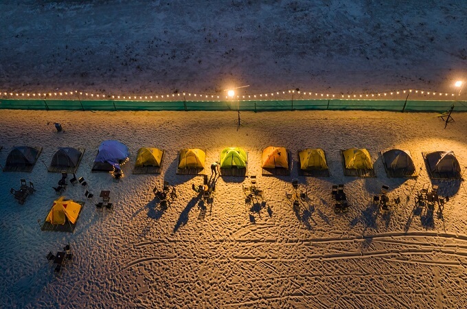 Pensez à munir quelques vêtements à manche longue pour la nuit