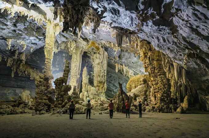 Grotte de Tu Lan avec beauté sauvage et magique