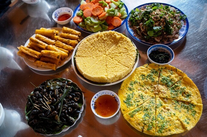 Les plats sont cuisinés par la population locale