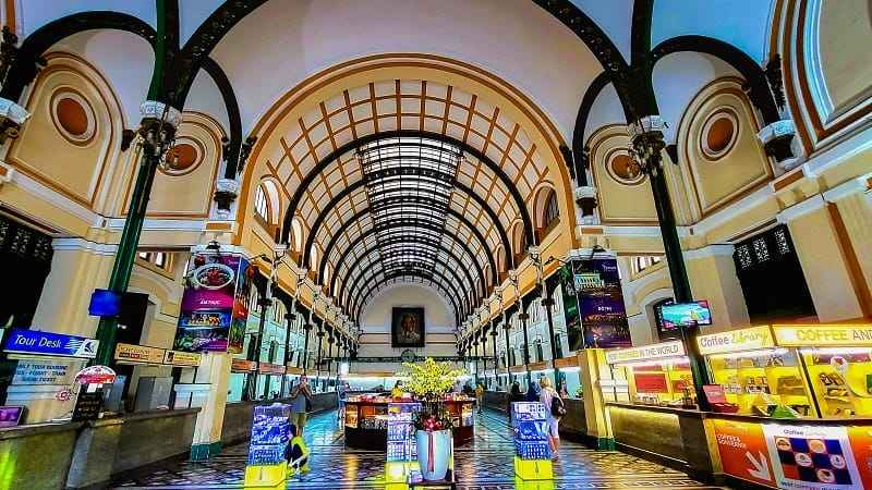 L'intérieur de la Poste Centrale, héritage du passé colonial
