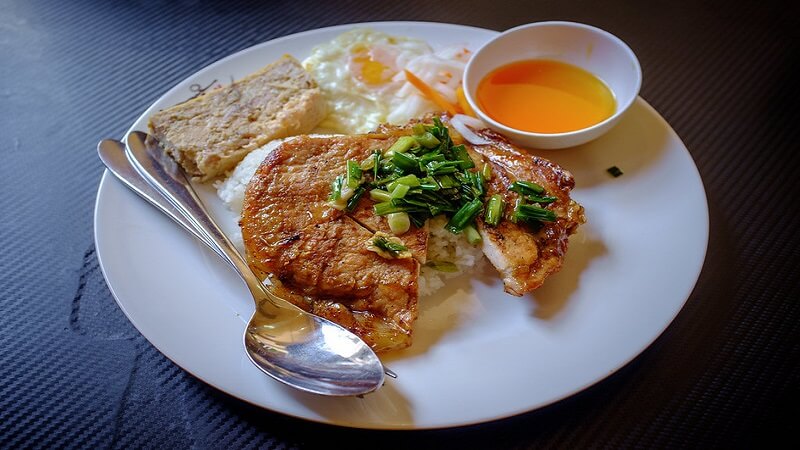 Le riz brisé avec côtelette de porc grillé – Cơm Tấm