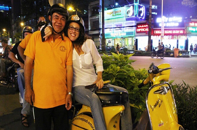 Circuit Vespa est le meilleur moyen pour une immersion totale vie nocturne à Saigon
