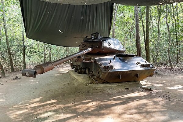 Un char exposé sur le site de Cu Chi