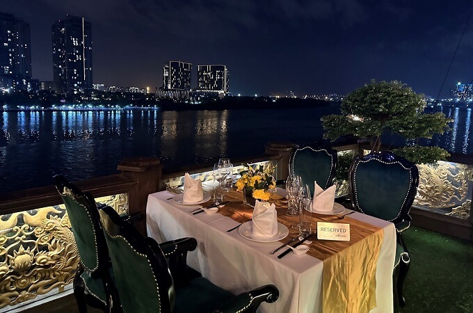 Diner dans un cadre magnifique à bord Elisa