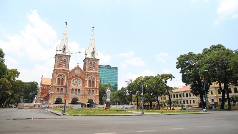Visiter la cathédrale de Notre-Dame de Saigon.jpg