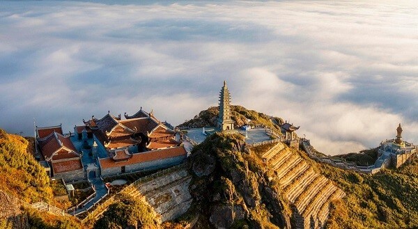 Complexe spirituel sur le pic sacré du Fansipan