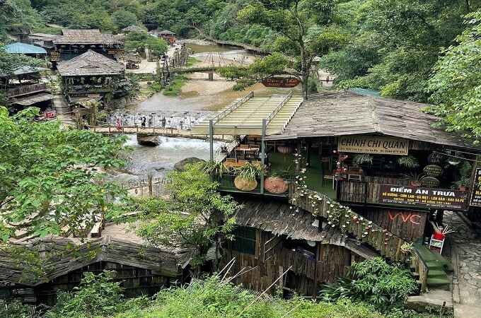 Main dans la main pour explorer le village de Cat Cat