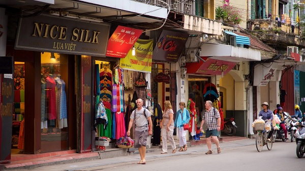 Rue Hang Gai avec de nombreuses boutiques de vêtements en soie