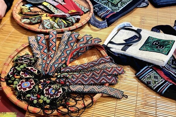 Produits à partir de la broderie ethnique