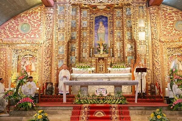 À l'intérieur de l'église