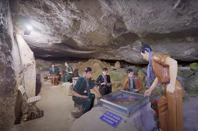 Grotte de Kim Quang avec des groupes de statues recréant les activités des soldats vietnamiens
