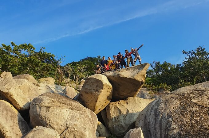 L'ascension au sommet de la montagne Ba Den par un groupe de jeune
