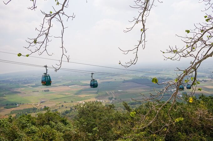 Les visiteurs peuvent monter et descendre du temple grâce à un téléphérique de plus de 1.000 m de long en 10 minutes environ