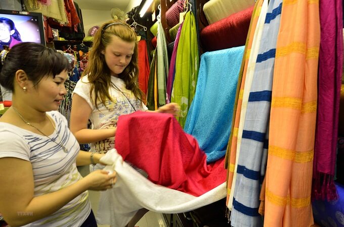 Les vêtements en soie sont très appréciés par les voyageurs étrangers