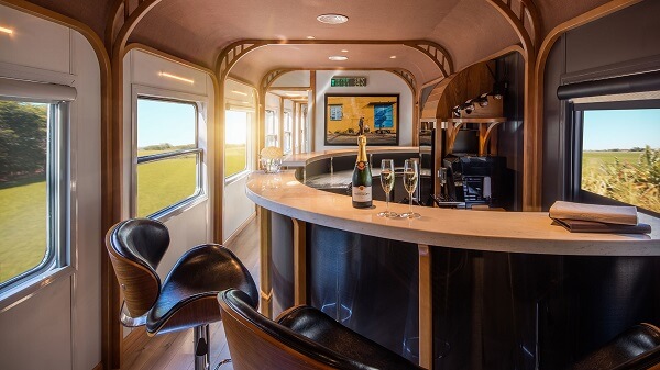 Profiter le bar avec des bonnes boissons pour passer du temps