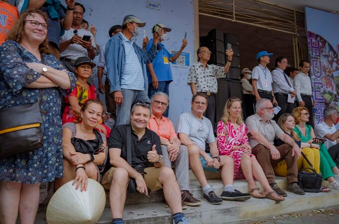 Les touristes suisses visitent Hue au début de l'année