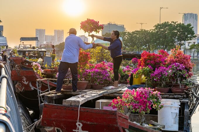 Matin au marché de la rivière Saigon