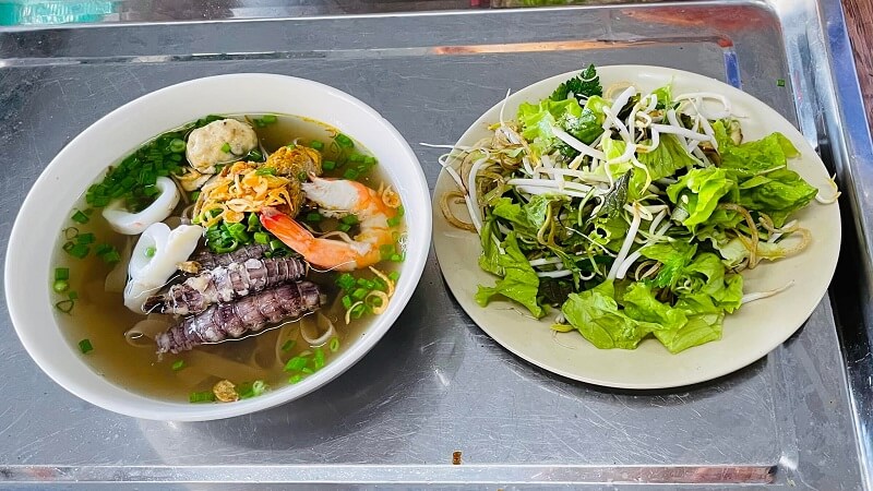 La soupe de vermicelles de riz aux crevettes-mantes « Bún Hải Sản Bề Bề »