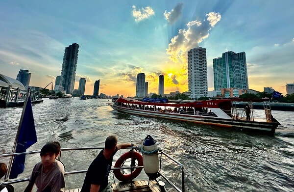 Coucher du soleil sur le fleuve Chao Phraya