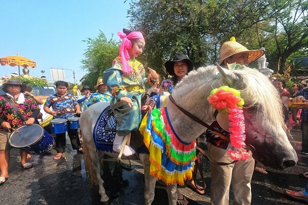 La fête de l'eau Songkran en Thaïlande