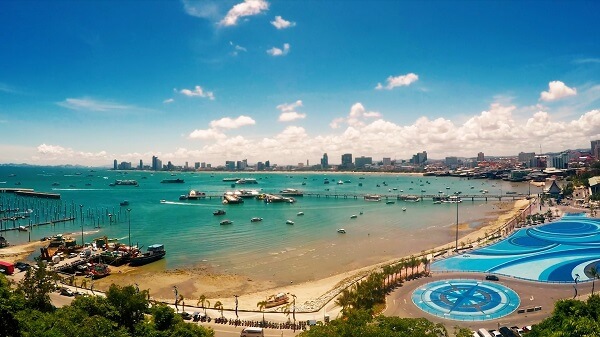 La ville Pattaya vue depuis un port