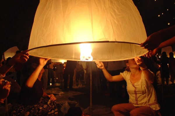 Lanternes volantes avant d'être relâcher à Yi Peng