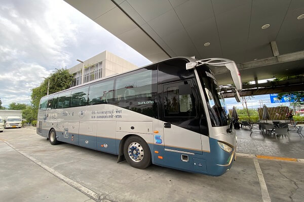 Le bus chez Roong Reuang Coach