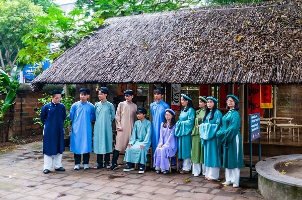 Étudiants en costume traditionnel à Hanoi