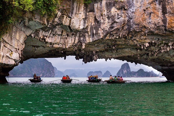 Passage sous piton calcaire à la baie de Lan Ha