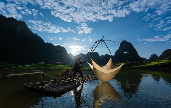 La montagne de l'œil de dieu de Cao Bang