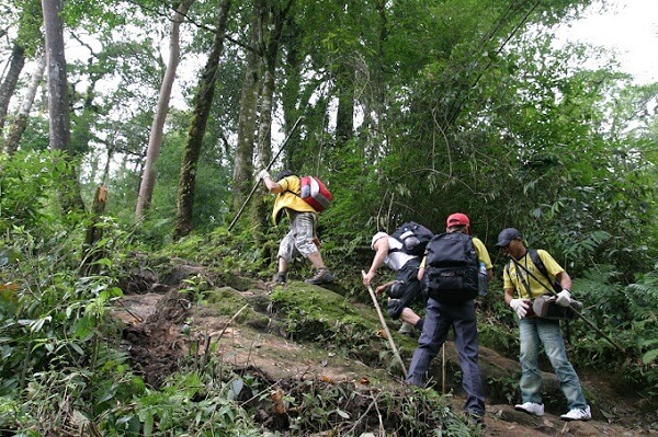 L'ascension du mont Fansipan nécessite une bonne condition physique