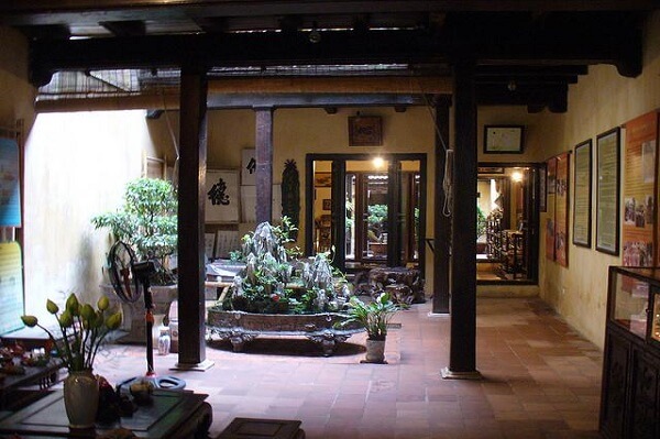 La maison avec ses caractéristiques anciennes