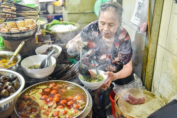 Marché Dong Xuan propose une bonne expérience culinaire