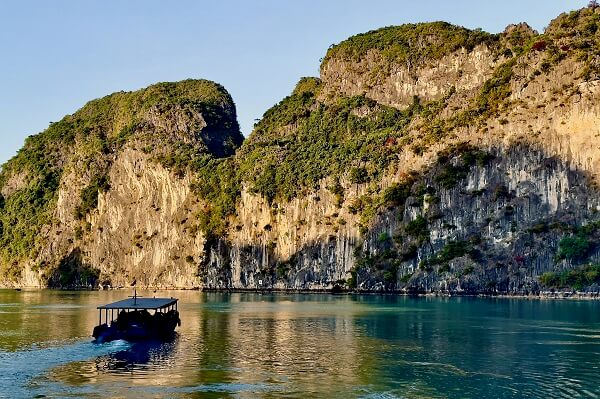 La baie d'Halong d'un jour ensoleillé